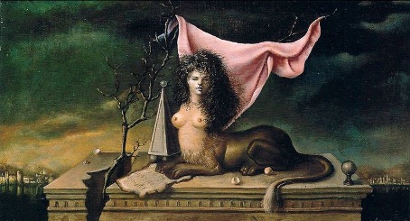 Gemälde. Eine Figur mit Frauenoberkörper inklusive nackter Brüste und Löwenunterkörper (Fell, Schwanz). Wilde längere schwarze Haare, hinter der Figur ein wehendes rose Tuch, die Figur sitzt auf einer Art steinernem Podest, das an der linken Seite einen durchgehenden Riss hat, aus dem ein Baum wächst. Der Himmel ist dunkel-bedrohlich, im Hintergrundeine Stadt.